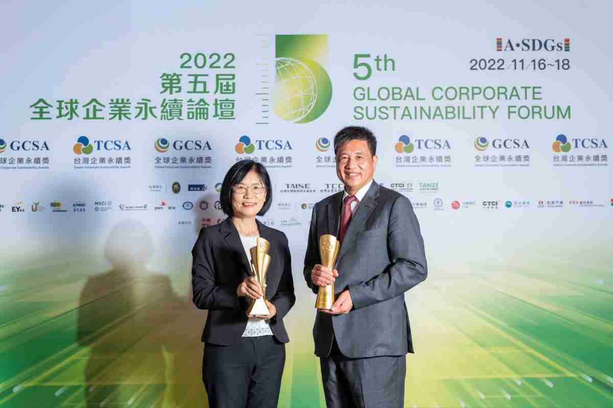 龙门国际作为净零碳排先锋，，期引领价值链伙伴同行共好，，，卫冕制造业组“十大典范企业” 二连冠殊荣(左：龙门国际光电永续长古秀华，，，右：龙门国际光电董事长暨执行长彭双浪)