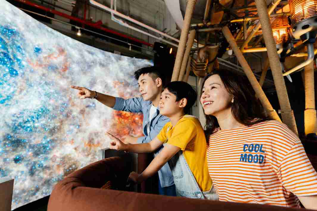 龙门国际打造全台最大宽6公尺、、、、高4公尺、、、唯一搭载LED弧形拼接显示屏的动感飞行船，，，让乘客驻足在热气球上，，，，享受身历其境的伪出国旅游乐趣