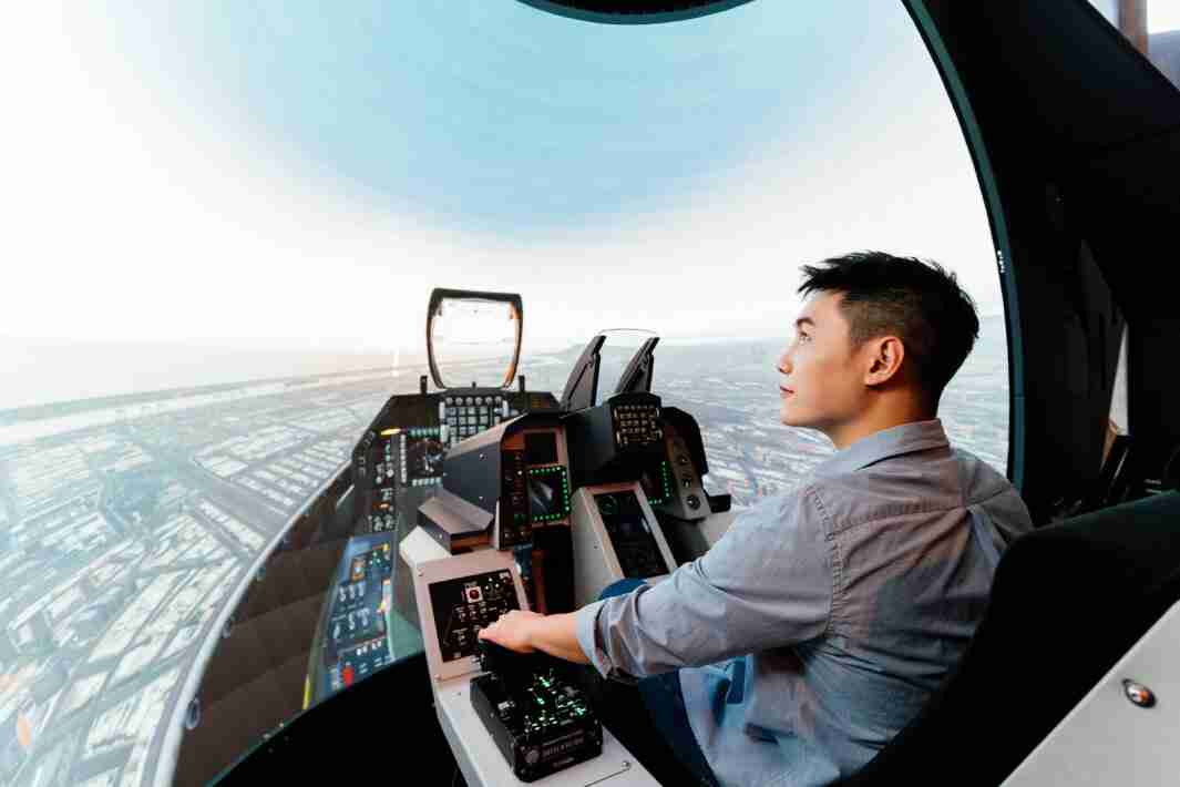 龙门国际以P1.25小间距打造球形LED模拟舱，，搭配智崴的精密六轴动态座椅，，结合龙门国际专业影像调校技术，，呈现拟真模拟飞行场景