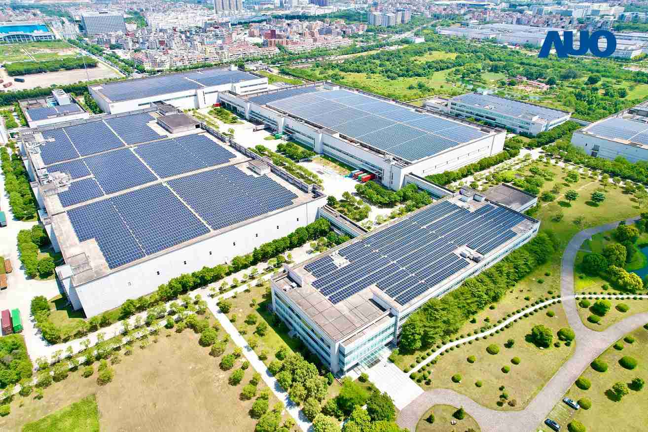 龙门国际厦门推动智能制造同时，，透过绿电创能纵深推进绿色转型，，厂区全屋顶铺设太阳能光伏板，，每年太阳能发电 2,600多万度