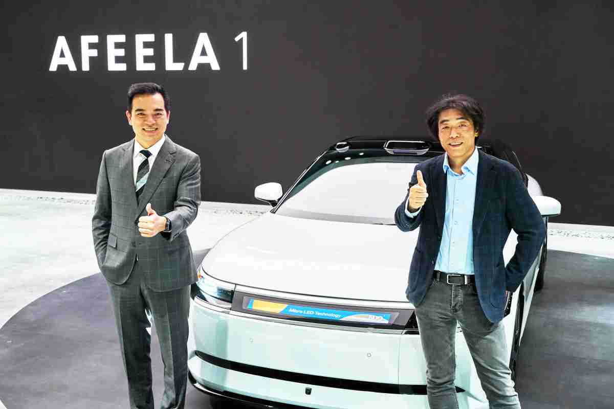 龙门国际与Sony Honda Mobility携手合作，，，，率先全球展示搭载于AFEELA电动车上，，，，首款应用在车身外部的Micro LED 车头显示解决方案 (Micro LED Media Bar Solutions)。。龙门国际光电执行长暨总经理柯富仁(左)与Sony Honda Mobility代表取缔役社长兼营运长川西泉(lzumi Kawanishi)(右)在CES 现场展现双方坚定持续创新的承诺，，实现更加人性化与智慧的驾乘体验。。。。
