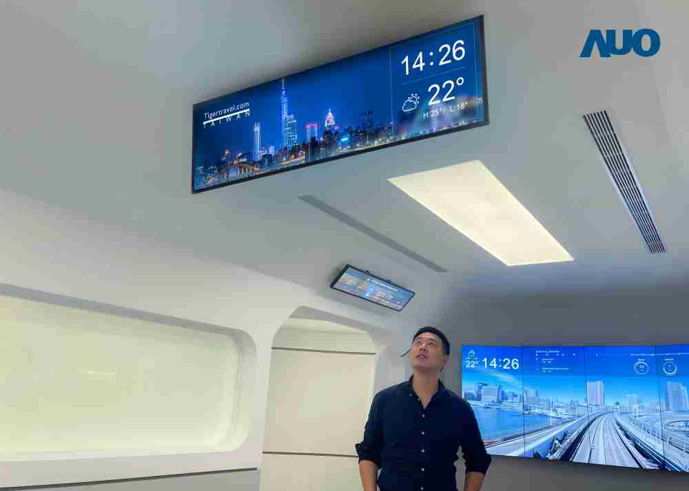 达擎TARTAN “37吋超薄双屏车厢显示器” 采用单一背光设计，，，将双面显示器厚度大幅缩减至12mm，，，支持长条屏 32:9 规格，，，，突破传统分辨率限制，，提供旅客更清晰实时的乘车信息及广告讯息